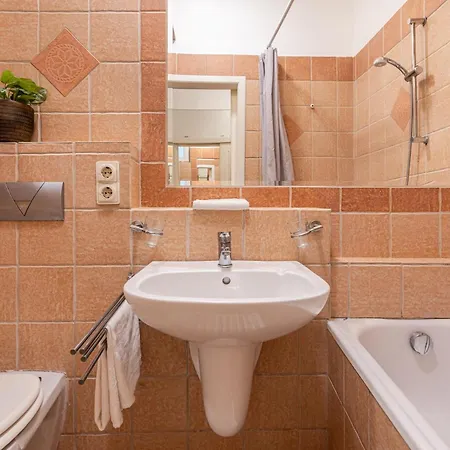 Center 1 Stop To Airport Apartamento *